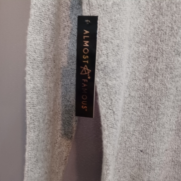 Almost Famous Sweater Size XL - Picture 3 of 4